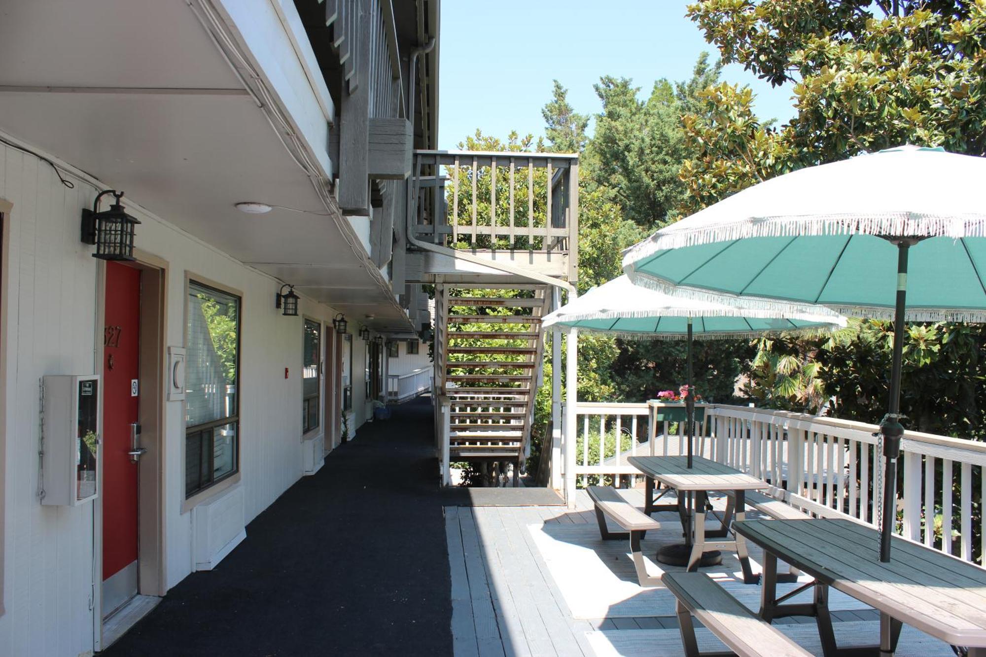 Cedarwood Inn Of אשלנד מראה חיצוני תמונה